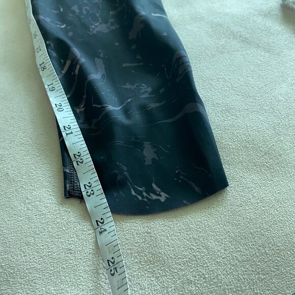 Athleta Velocity Stash Pocket Black Marble 7/8 Pant Leggings Size M EUC - Picture 9 of 9